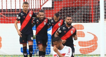 São Paulo perde do Atlético-GO e fica ainda mais longe da liderança
